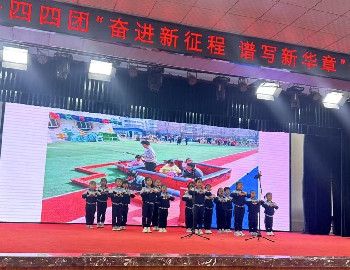 12名幼儿集体朗诵“童心向党”，表达着对党的热爱和对未来的美好憧憬.jpg