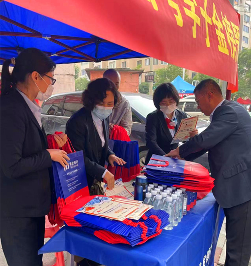 高考期间,本溪分行营业部为助考的老师和家长服务。受访方供图