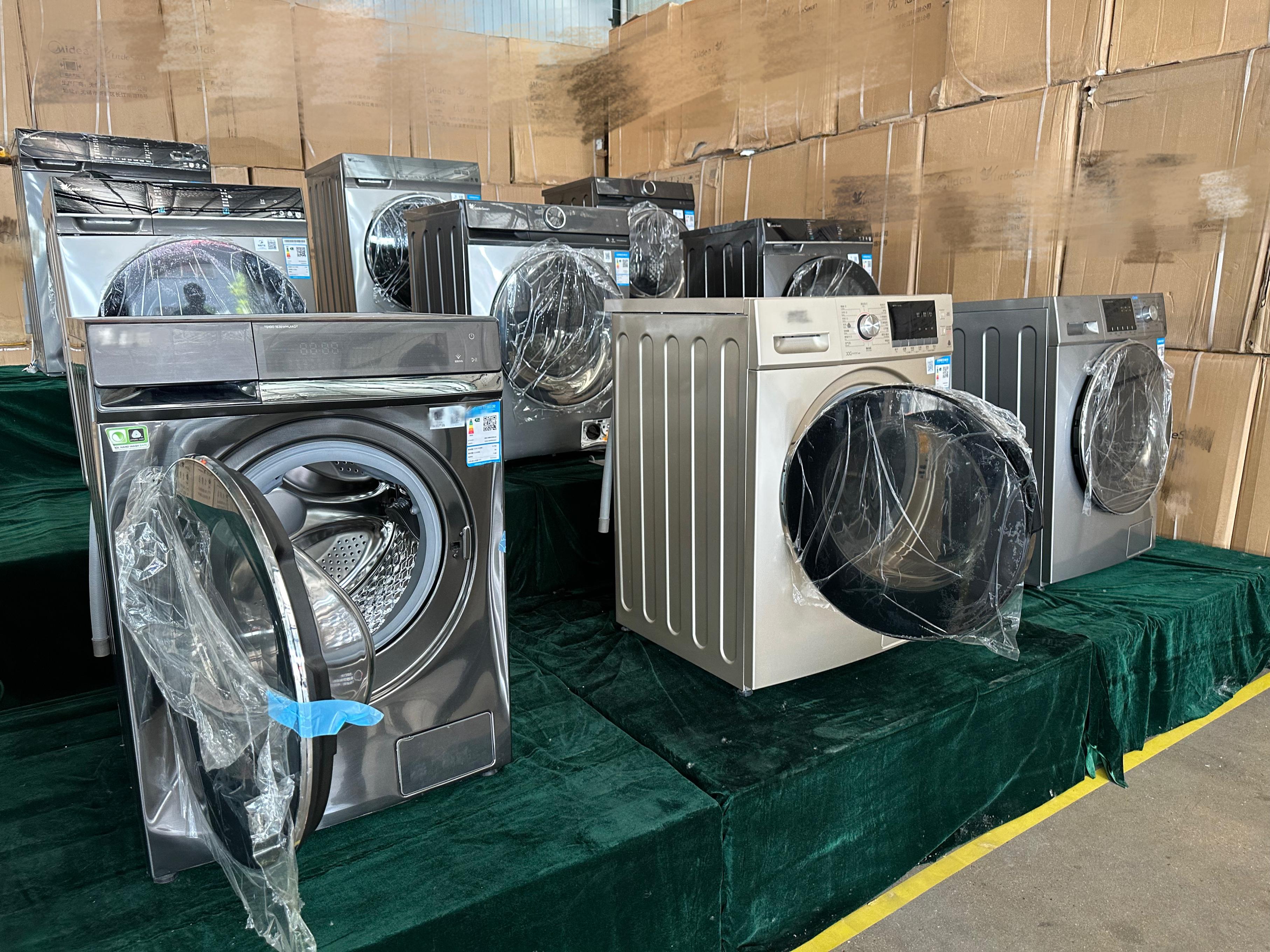 专案组民警查扣的假冒某知名品牌洗衣机。人民网记者 郝萍摄