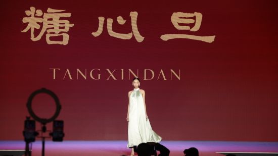 重庆解放碑商圈“国际金街秀”上,中国服饰品牌糖心旦完成西南地区首秀。新华社记者赵小帅 摄