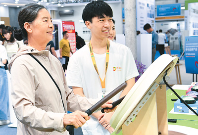 10月25至27日,2024深圳国际智慧养老产业博览会在深圳会展中心(福田)举行,吸引全球203家智慧养老企业参展,集中展示超过1000种智慧养老产品和技术。展区覆盖智慧产品、适老化改造、智能辅具、老龄科技、养老金融及康养教育等多元化领域。新华社记者 梁旭 摄