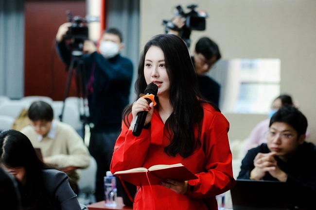 在国家数据局举办的“加快推进国家数据基础设施建设”专题新闻发布会上,人民网记者就相关情况进行现场提问。国家数据局供图