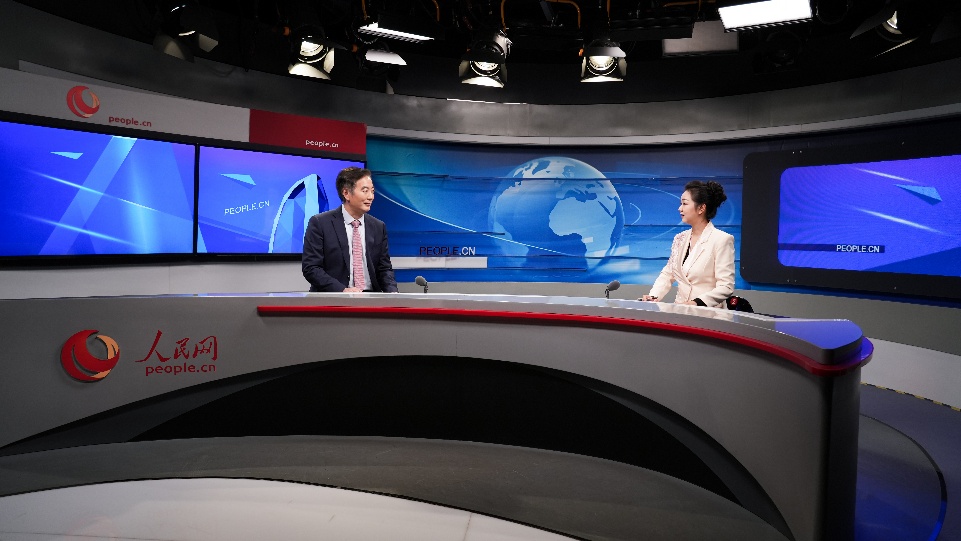 邢念增（左）做客2025全国两会“健康中国人”系列圆桌座谈。