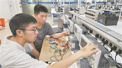 图为哈尔滨工程大学大一学生在调试电路。哈尔滨工程大学供图