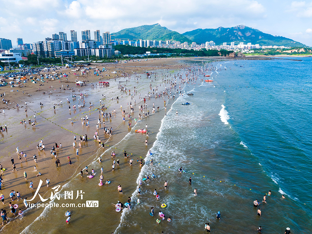 山东青岛：海水浴场乐享夏日清凉