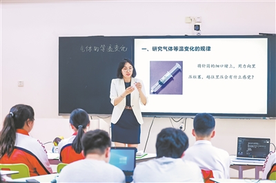 图为北京一零一中学教师孙越正在教授物理探究课。 受访单位供图