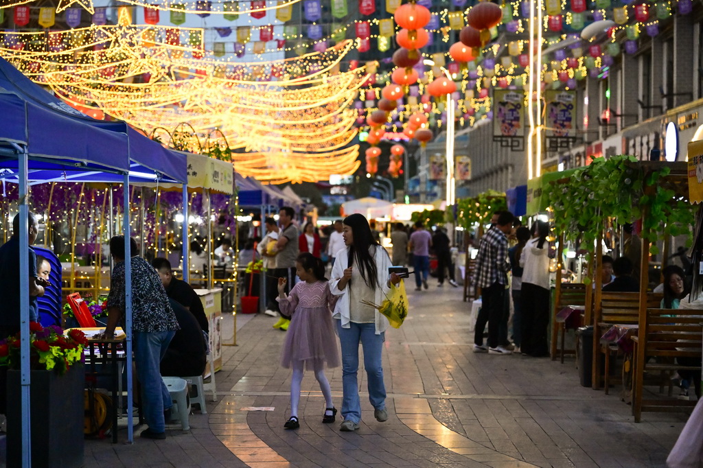 7月2日，市民在青海格尔木的“旱码头”夜市逛街。新华社记者 张龙 摄