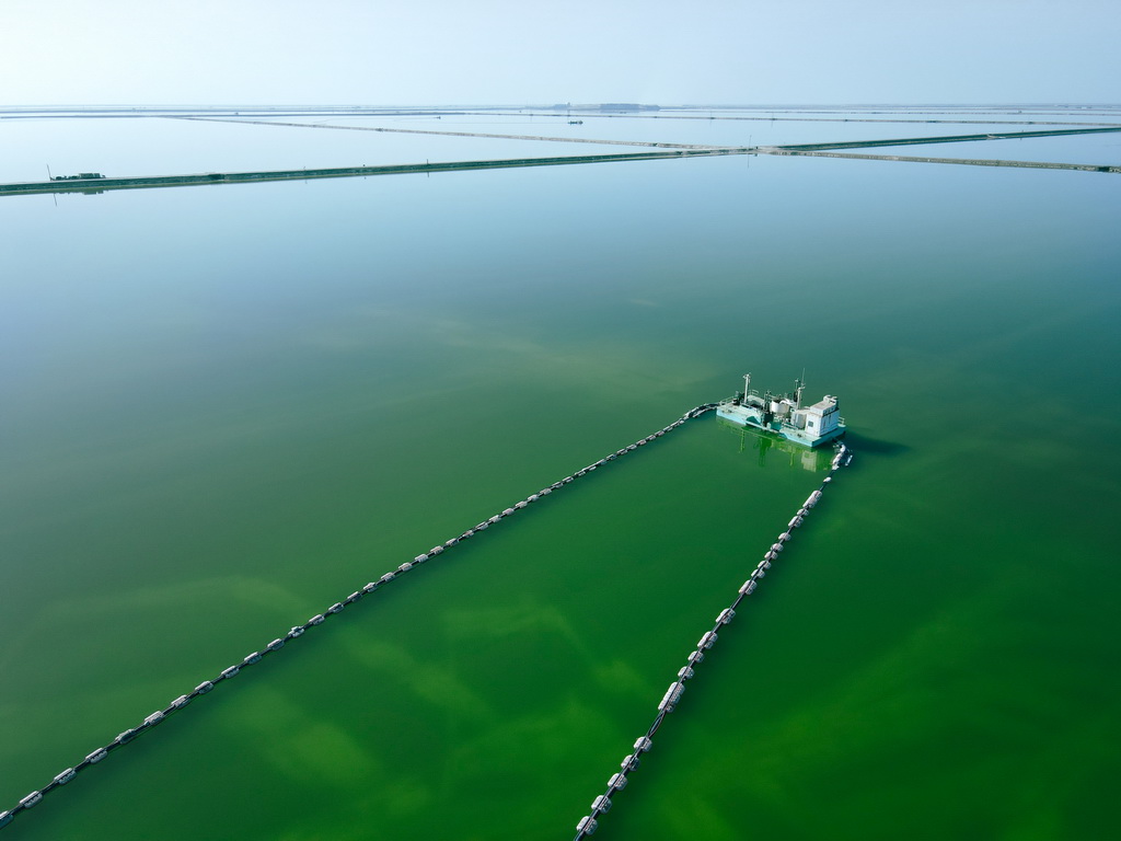 这是3月19日拍摄的青海格尔木察尔汗盐湖一角（无人机照片）。新华社记者 齐芷玥 摄