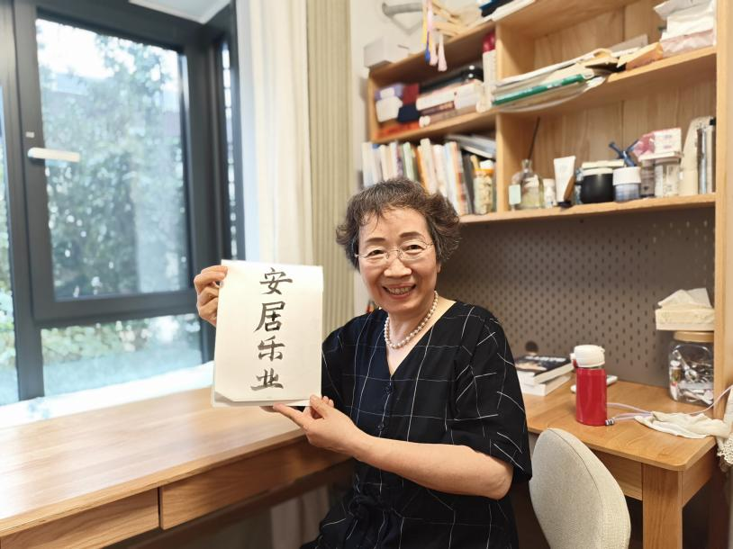 乔迁新居后，靳阿姨喜欢上了书法。人民网记者 夏晓伦摄