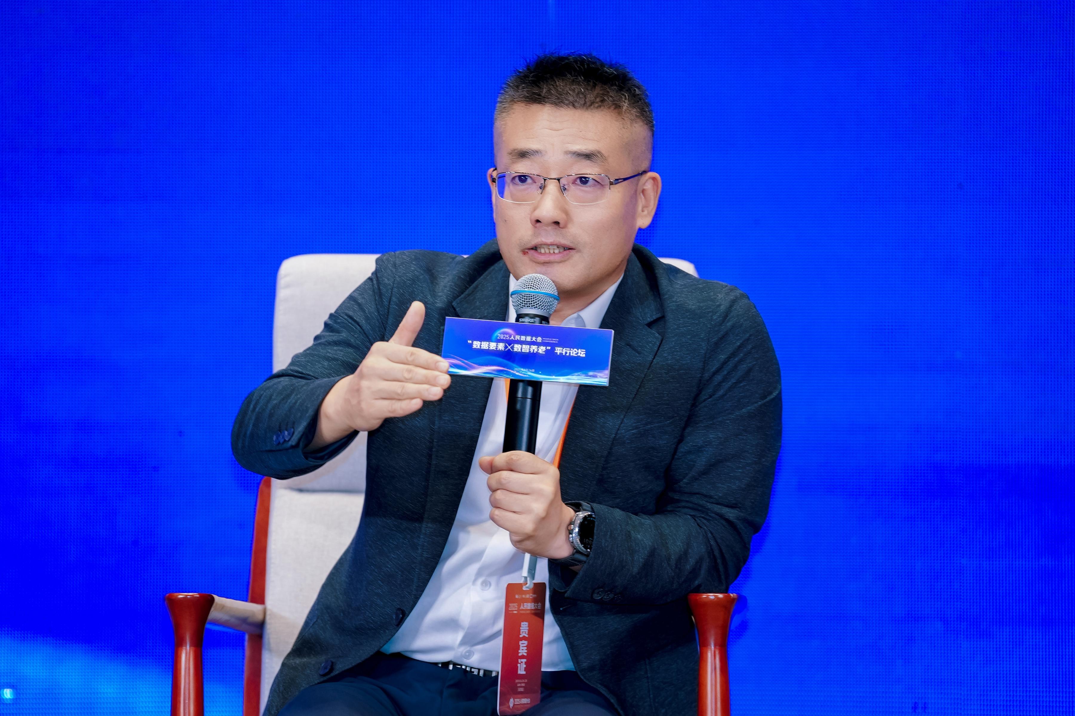 东软集团智慧城市研究院院长姚勇发言。主办方供图