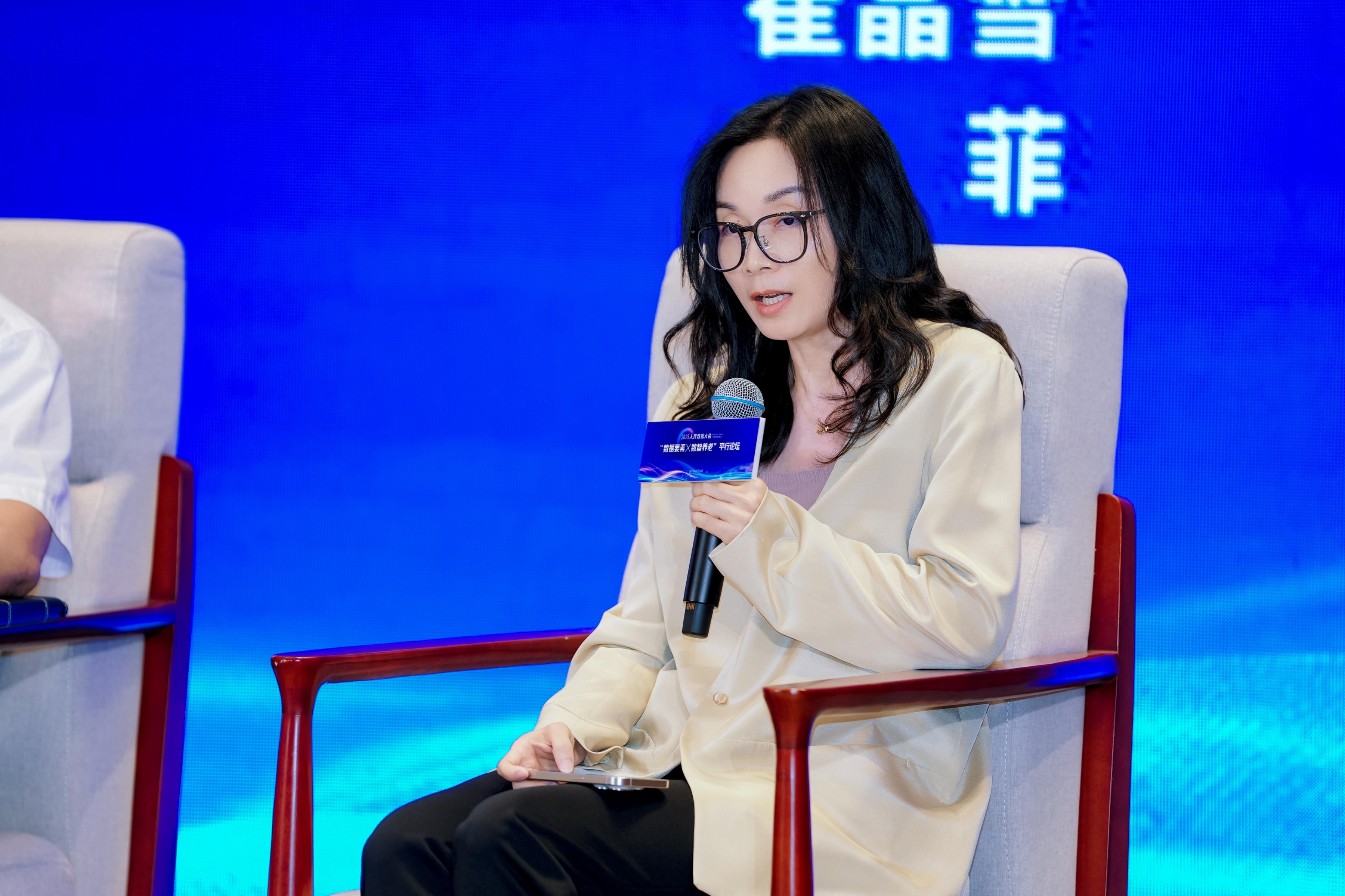 菲鹏集团高级副总裁、抗衰板块执行董事曹菲发言。主办方供图