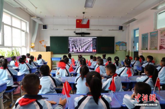 学生认真观看纪念中国人民抗日战争暨世界反法西斯战争胜利80周年大会的直播。中新社记者 马铭言 摄 