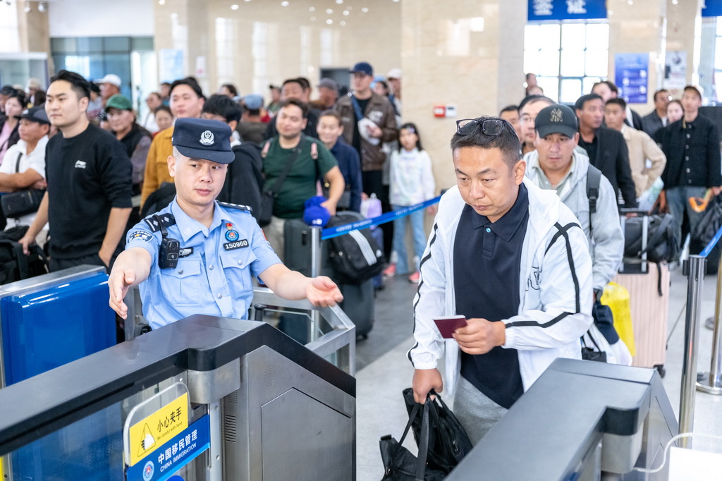 9月3日，在内蒙古二连浩特公路口岸联检大厅，旅客从快捷通道通关。