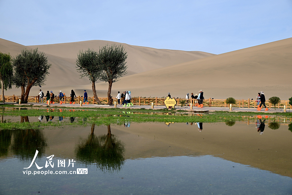 甘肃敦煌：大漠秋景如画