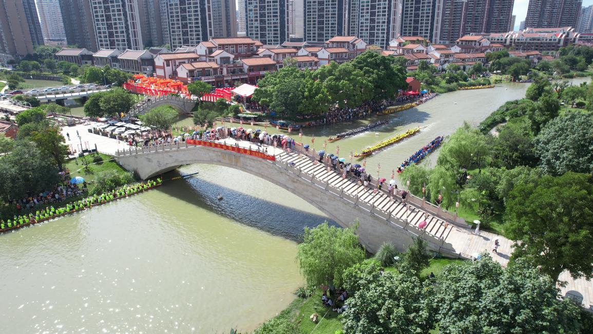 九十九湾“闽南水乡”示范段举办龙舟赛。水利部供图