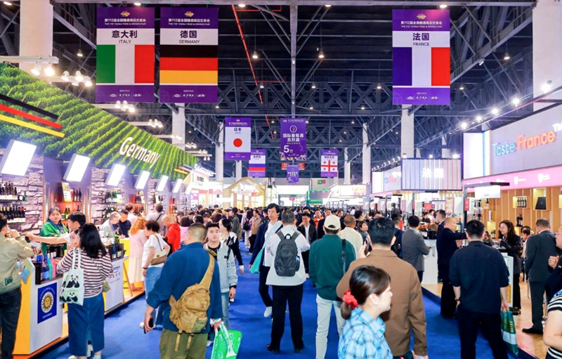 今年3月在成都举行的第112届全国糖酒会国外厂商展云集，看好中国市场。受访方供图