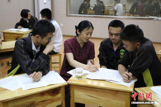 2017年5月3日,王洁(左二)正在辅导梁河一中学生。受访者 供图