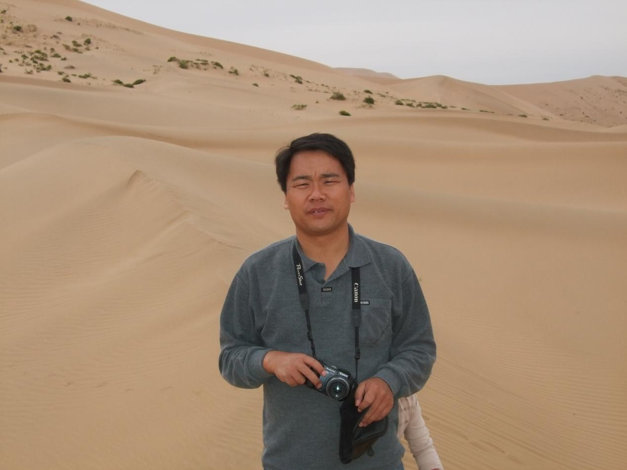 吴波年轻时在毛乌素沙地开展调研。受访者供图