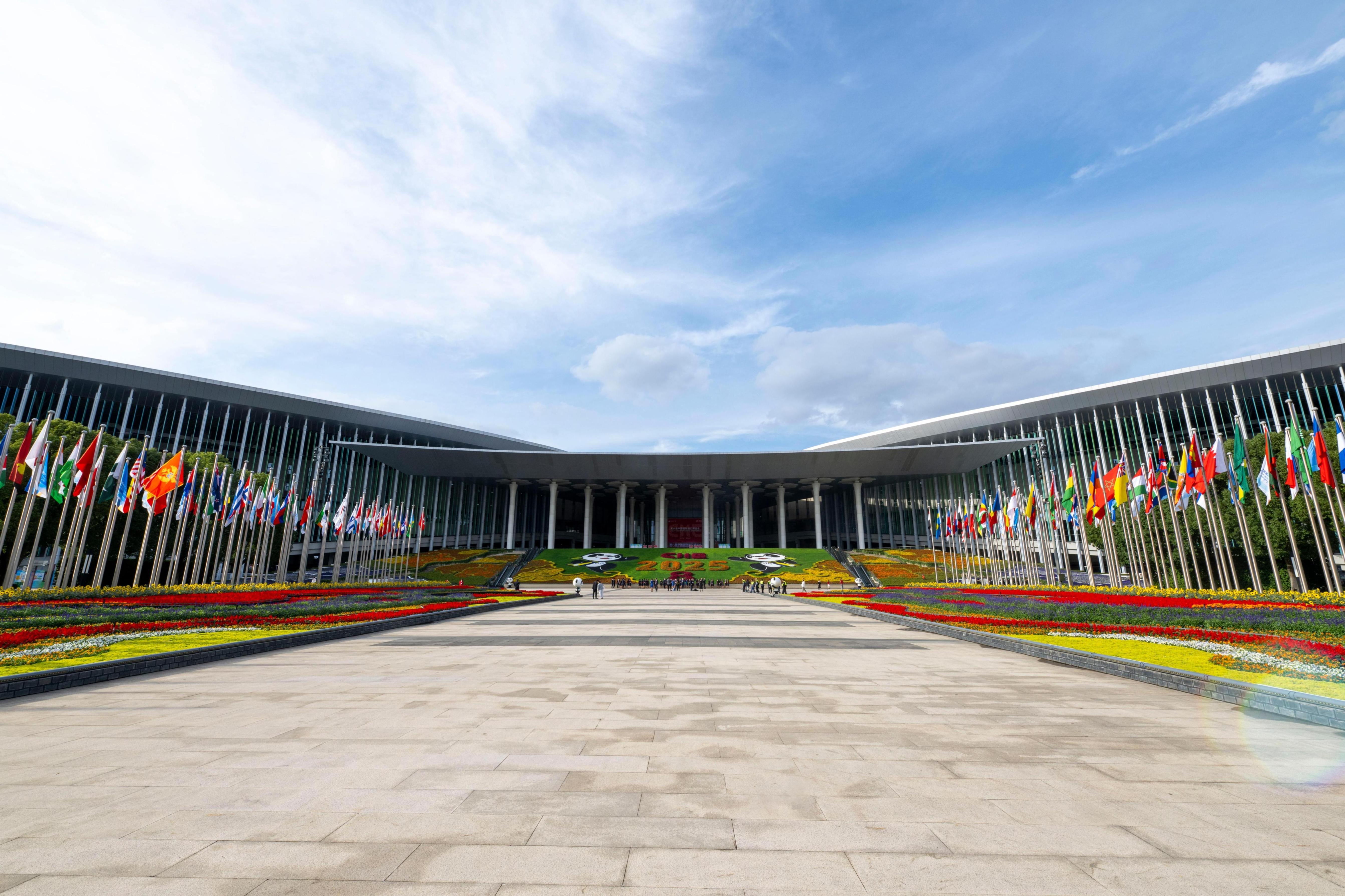 11月3日，第八届中国国际进口博览会举办场地——国家会展中心（上海）南广场。人民网记者 翁奇羽摄