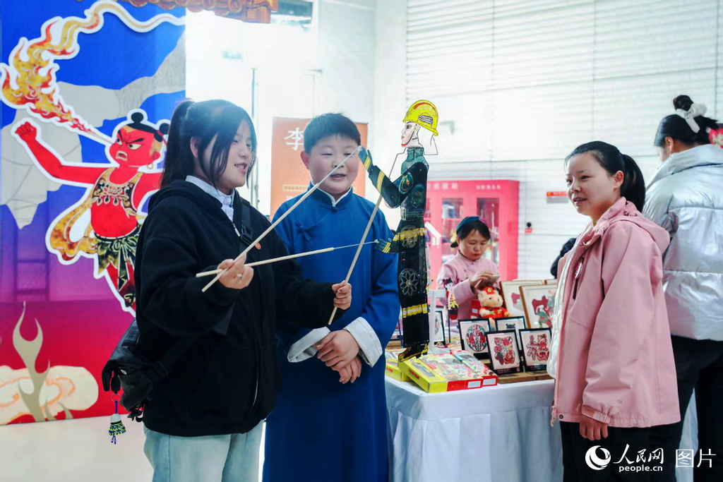 11月4日，河南省科技馆内，孩子们通过皮影戏了解消防知识。人民网 程明辉摄