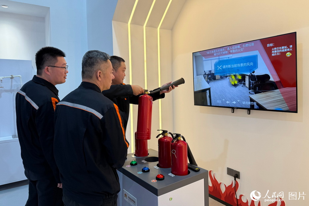 11月5日，在山东省济南市高新区消防安全智控体验中心内，企业员工正在VR模拟火灾场景中进行扑救演练。人民网记者 刘祺摄