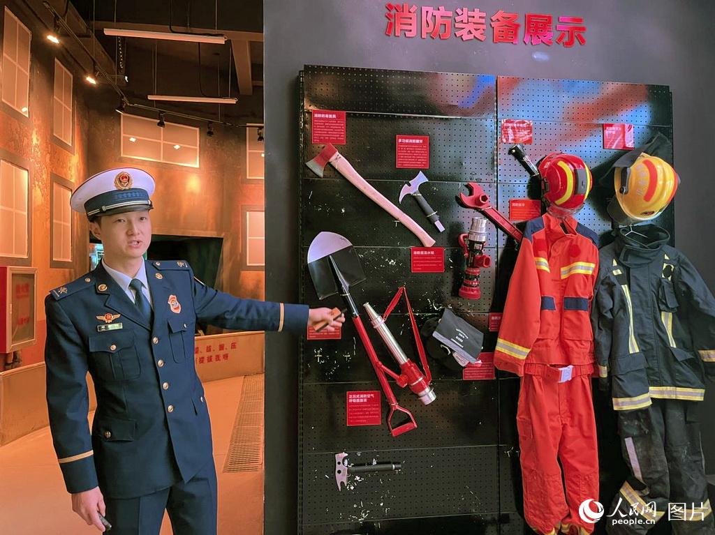 11月6日，山东济南历下区盛福庄消防救援站消防科普体验馆内，消防员科普消防救援装备的功能与用途。人民网 庄润泽摄