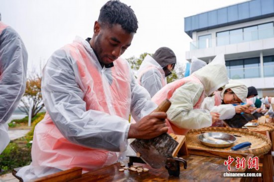 图为国际选手在比赛中切白芍。中新社记者 肖健 摄