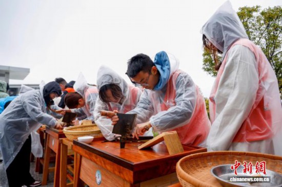 图为选手们在比赛中。中新社记者 肖健 摄