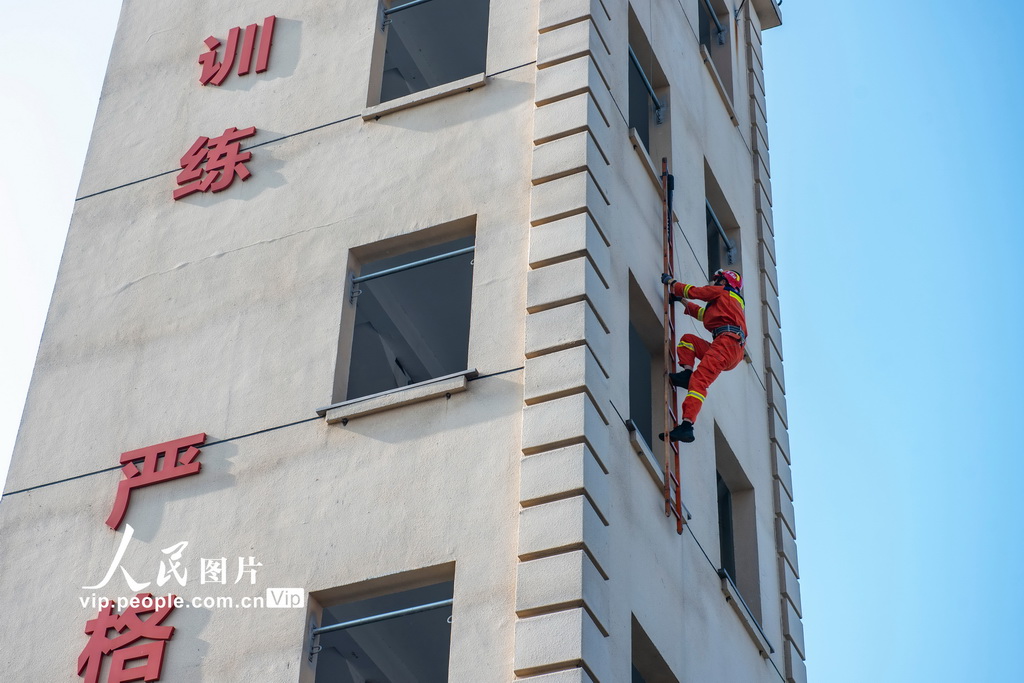 2025年11月17日，消防救援人员在进行挂钩梯攀登训练。