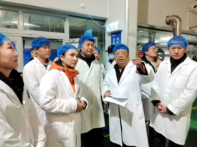 图为在企业一线实地培训。受访方供图