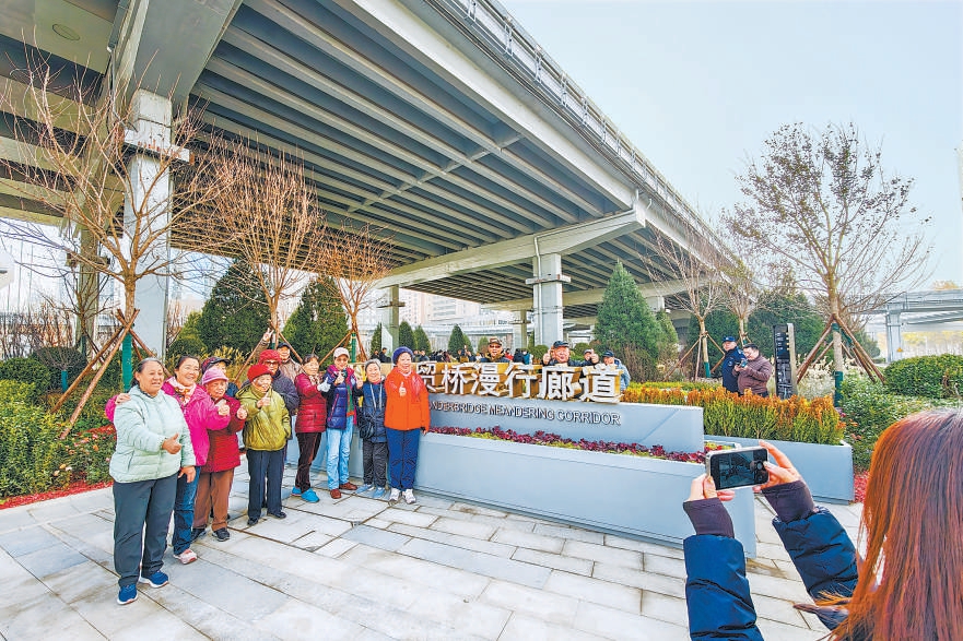 改造后，国贸桥桥下空间与周边环境有机衔接，构建精品绿化景观，打造多功能“漫行廊道”，拓展非机动车停车面积，缓解区域停车问题。 北京日报记者 邓伟摄