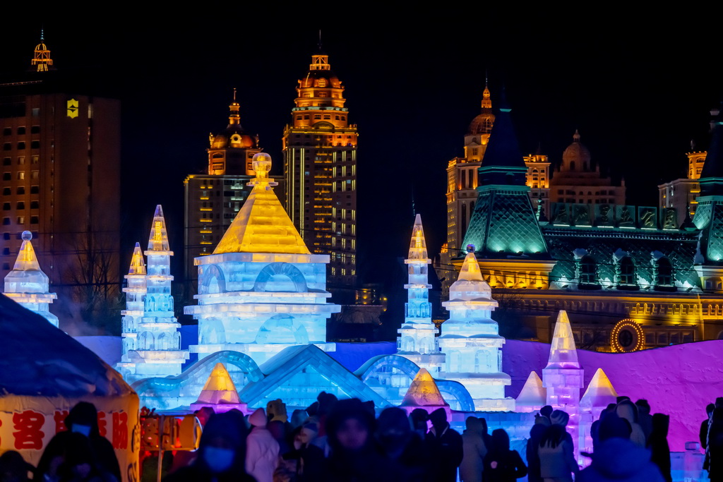 12月20日，市民和游客在“冰雪芳华”主题乐园游玩。