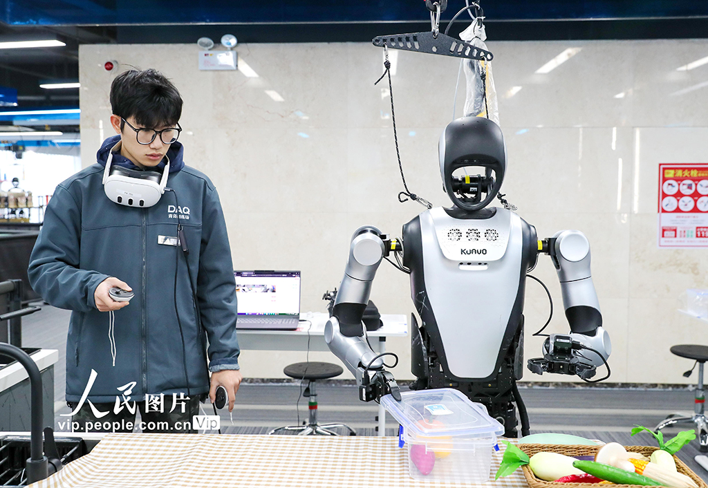 山东青岛：人形机器人“实训”忙