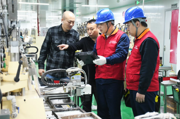 当地供电部门工作人员走访企业了解用电需求。受访者供图