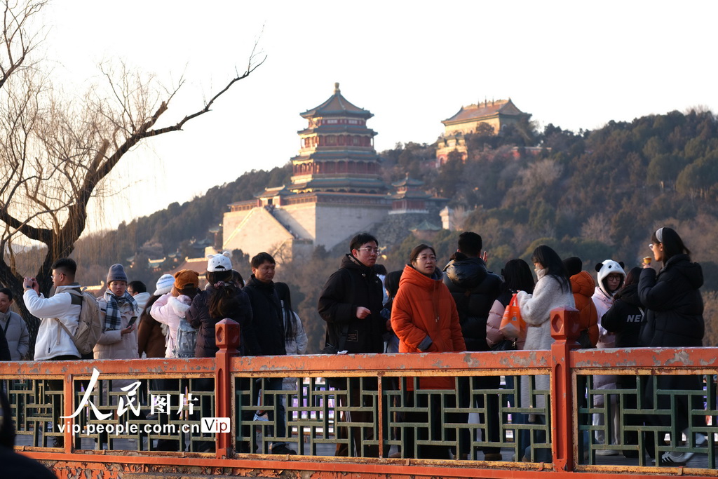 北京颐和园游人如织