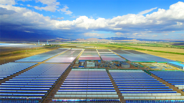 青海德令哈50兆瓦光热示范电站。受访者供图
