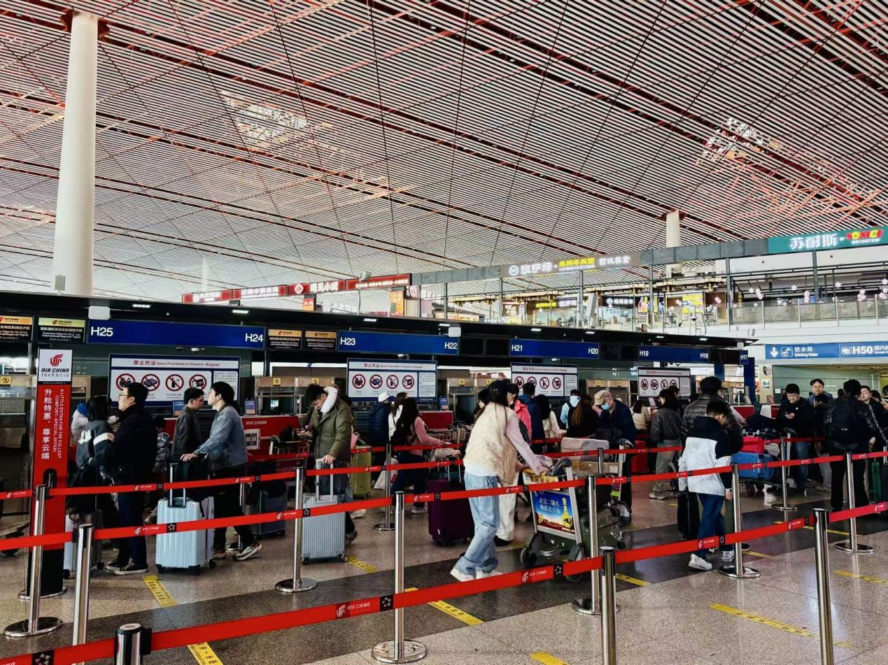 旅客在柜台办理值机手续。人民网记者 乔雪峰摄