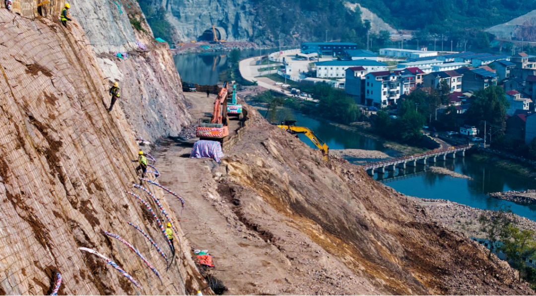 镜岭水库坝肩开挖。浙江省水利厅供图