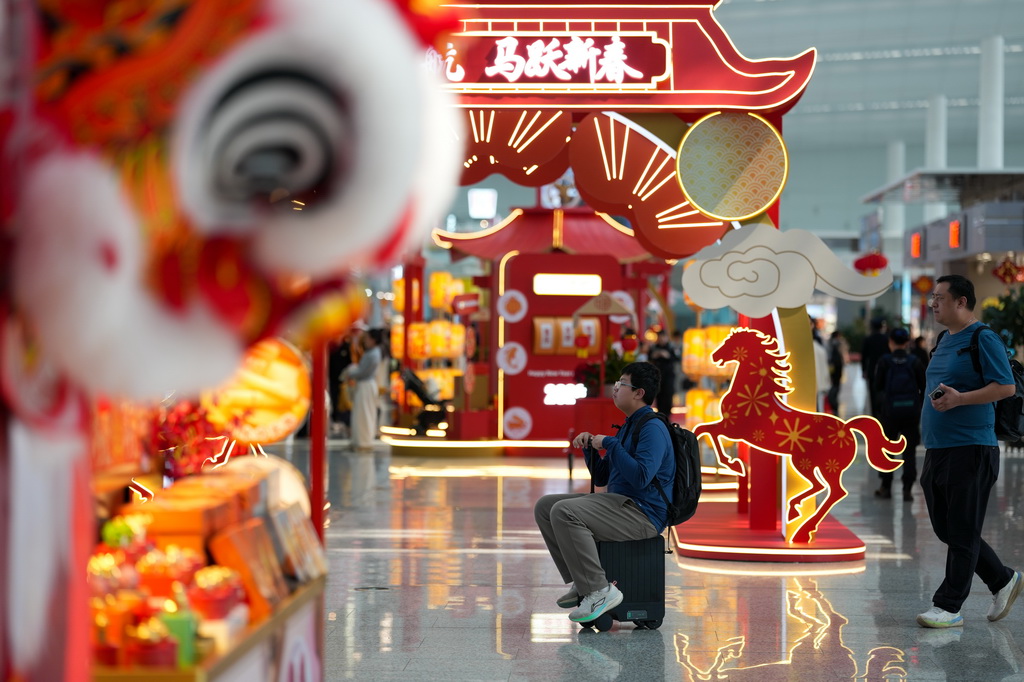 2月23日，在广州白云机场T2航站楼，旅客前往登机口登机。