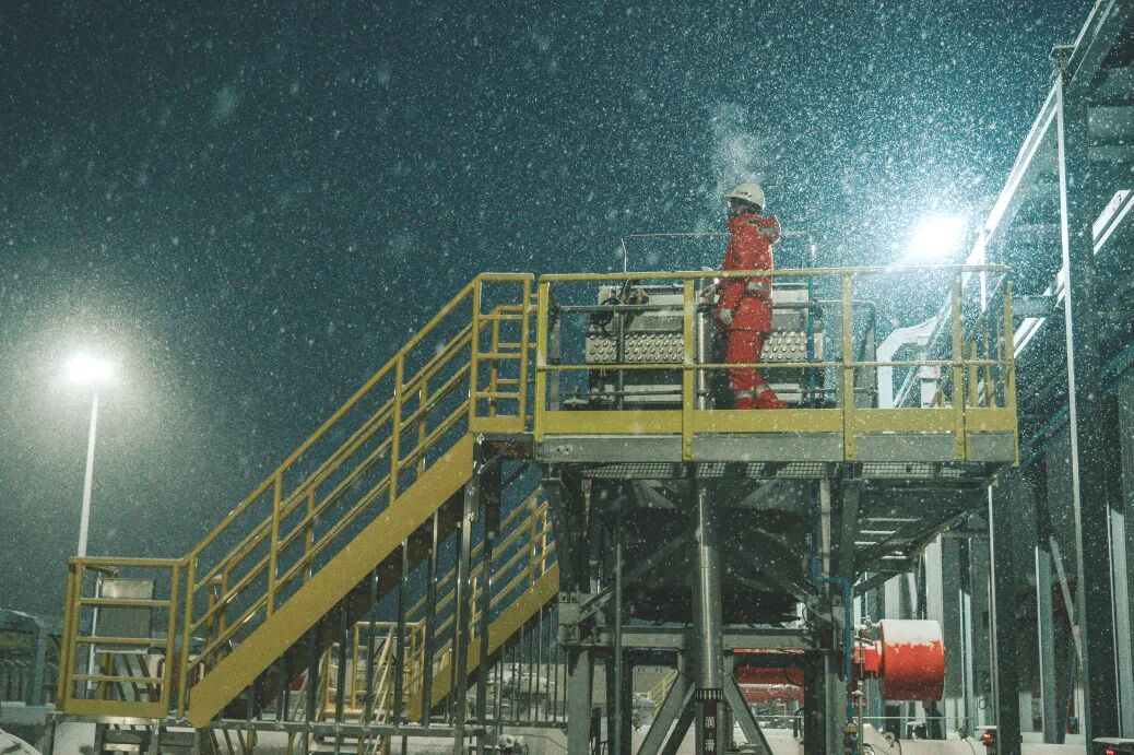 陕京管道临县作业区员工雪中巡检。受访者供图