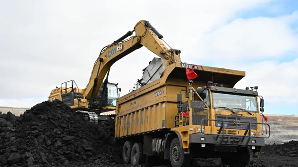 扎哈淖尔露天煤矿矿用自卸车正在进行装车作业。受访者供图
