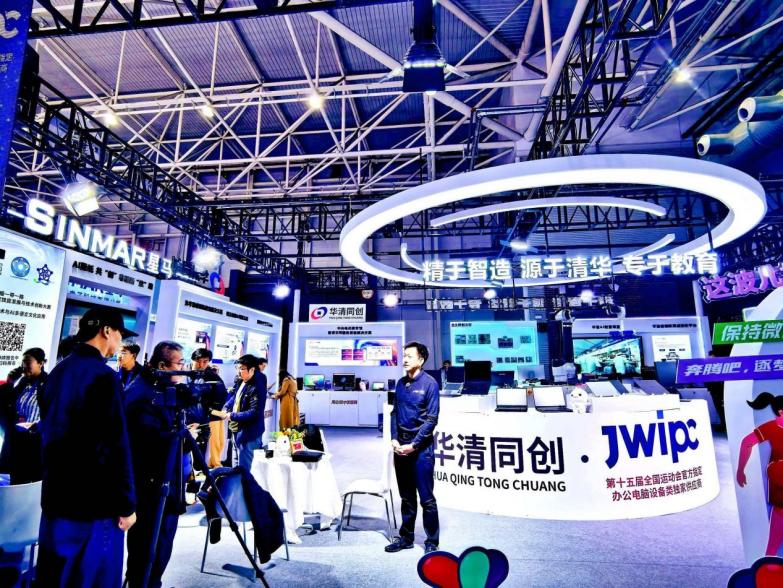 华清同创新产品亮相教育行业展会。受访方供图