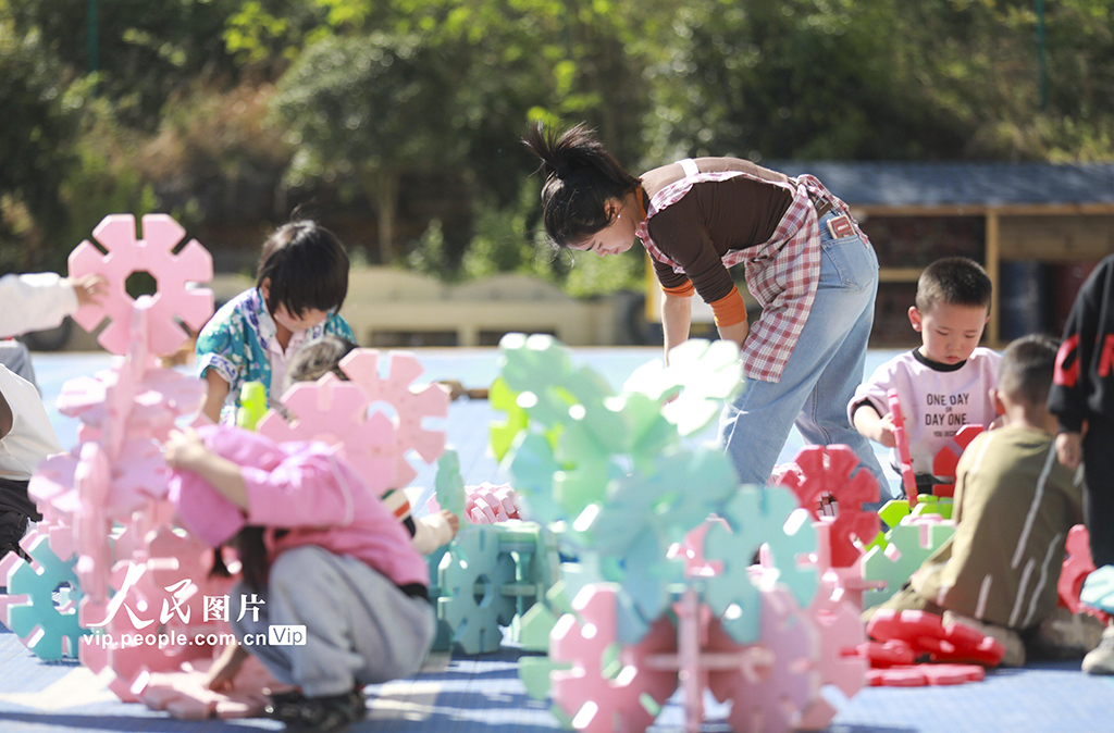 贵州黔西：春日趣玩“动”见成长