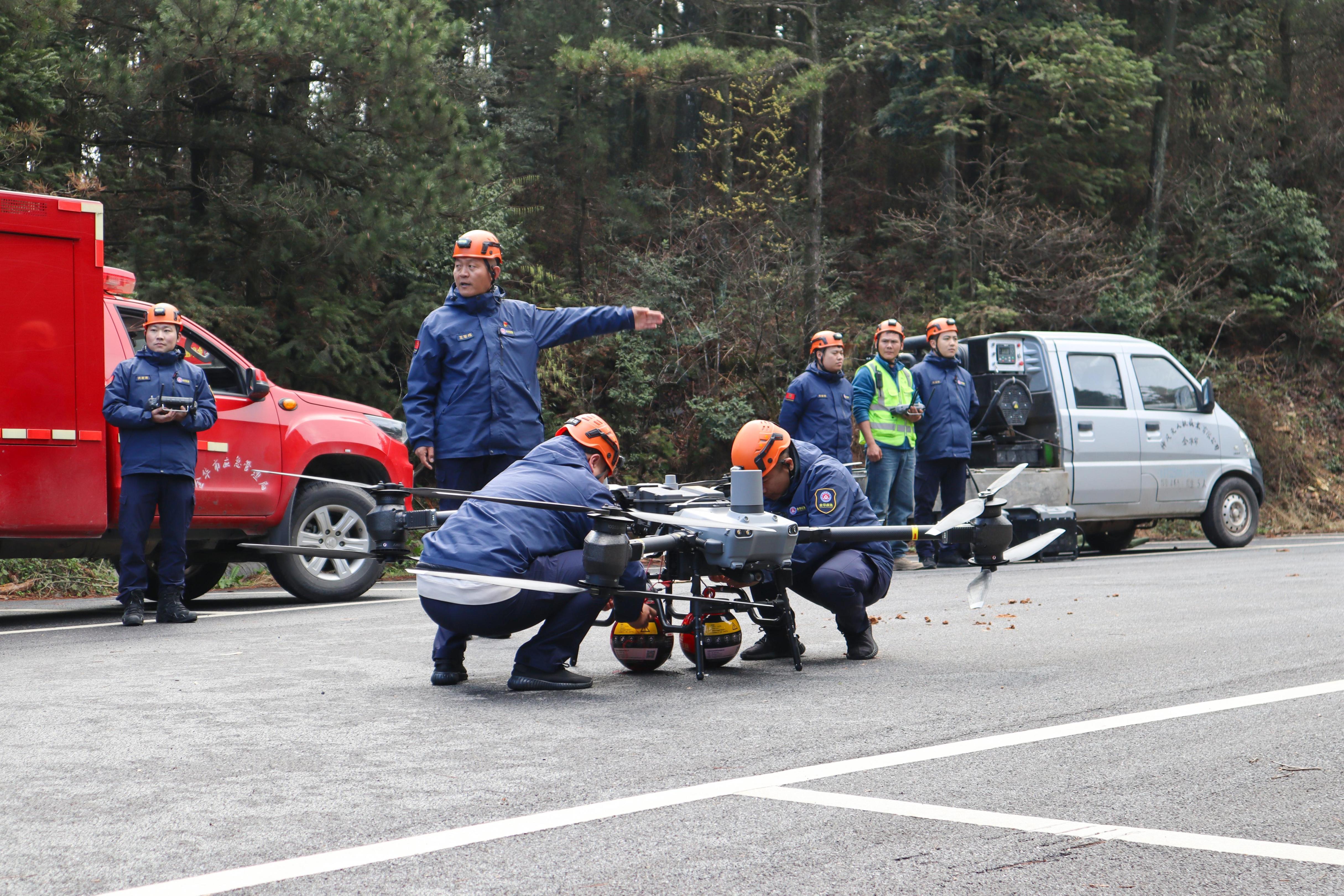 在金华市北山林场,金华市无人机应急消防智慧救援大队进行无人机灭火演练。人民网记者 孙鹏摄