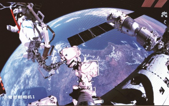 4月16日在北京航天飞行控制中心屏幕上拍摄的神舟二十一号乘组航天员武飞在舱外工作的画面。新华社发