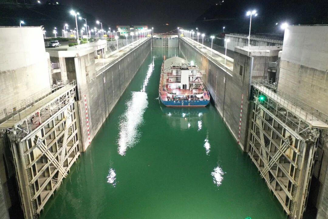 货轮“新长江06008”驶入三峡南线船闸一闸室。汤伟摄