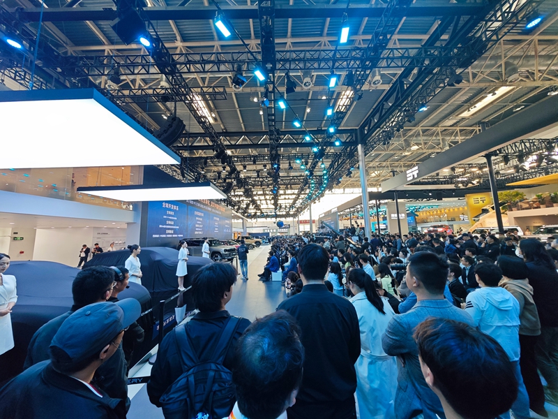 国产品牌新能源汽车发布会现场。人民网记者 王天乐摄