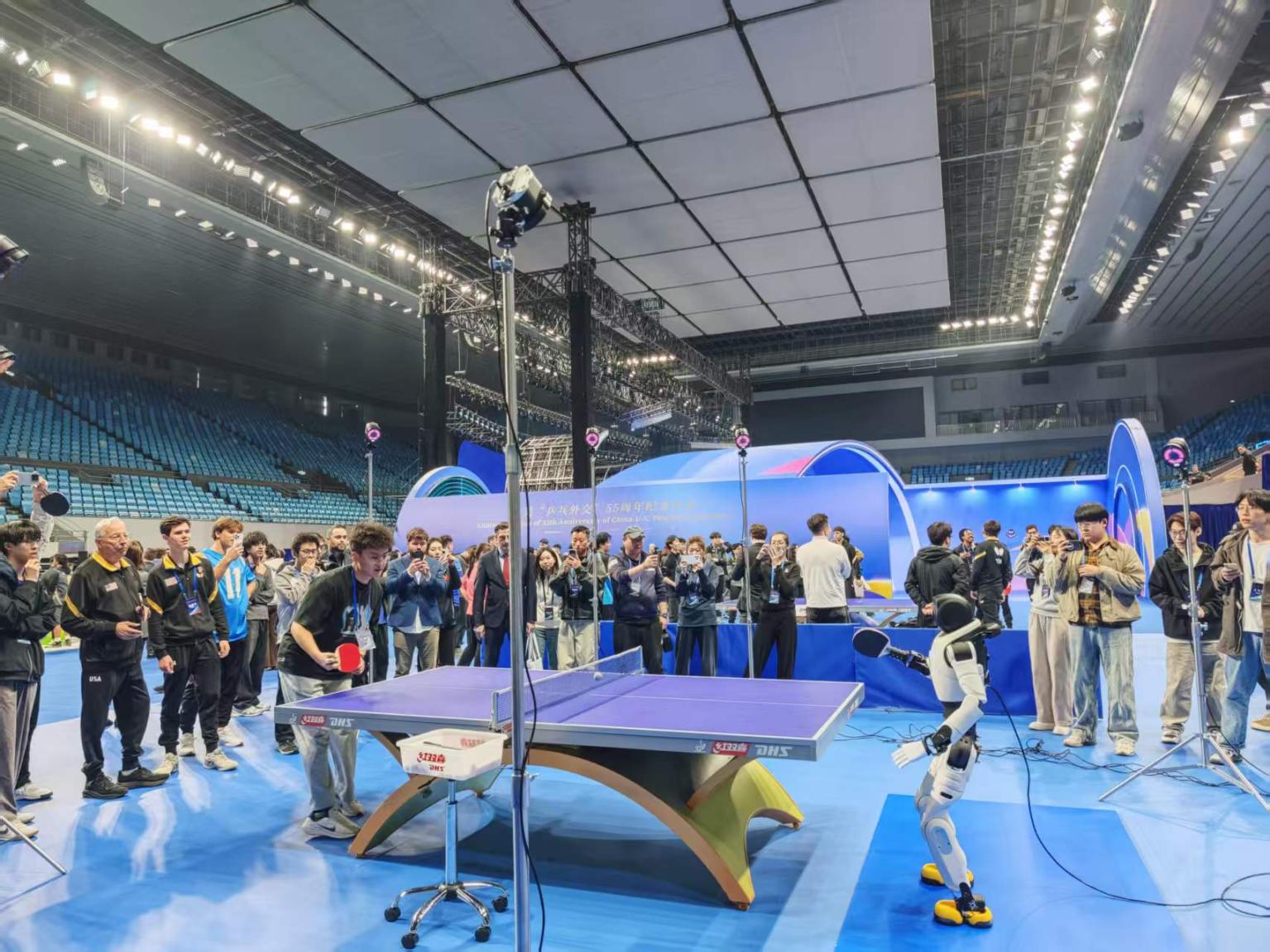 人形机器人与真人“对战”。受访方供图
