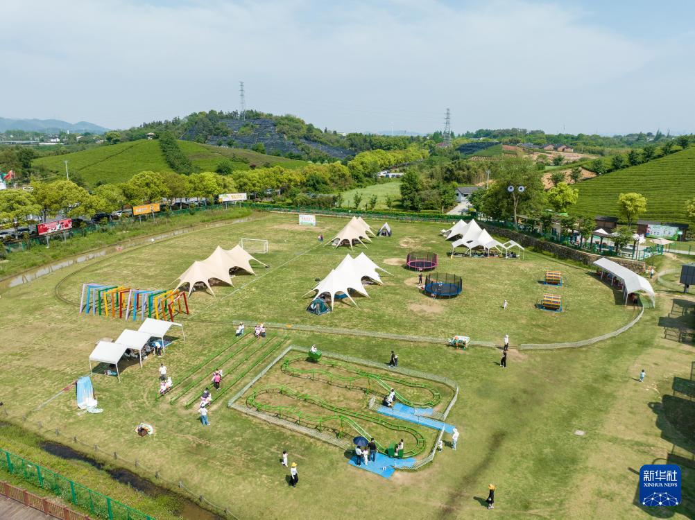 4月26日，游客在杭州市余杭区径山镇小古城村一处露营基地内游玩（无人机照片）。新华社记者 江汉 摄