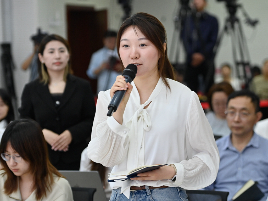 人民网记者提问。卫健委供图